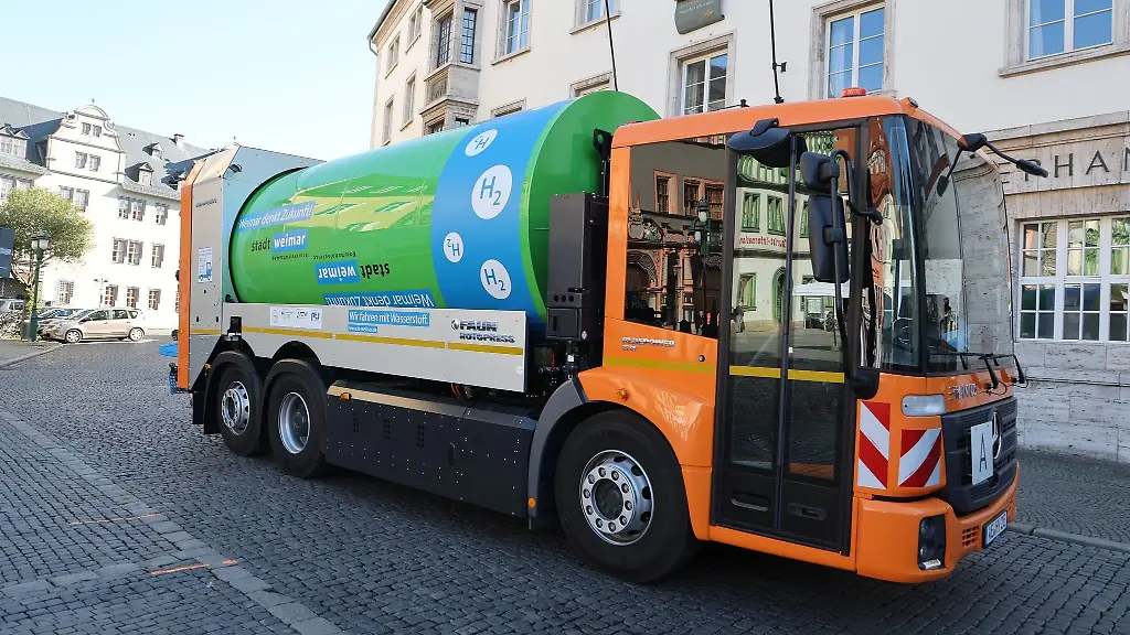 Ein-mit-Wasserstoff-betriebenes-Entsorgungsfahrzeug-steht-auf-dem-Marktplatz
