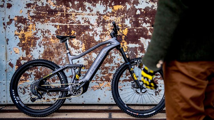 Für den optimalen Versicherungsschutz gibt es zwei Möglichkeiten - über eine Hausratversicherung oder eine spezielle Fahrradversicherung.