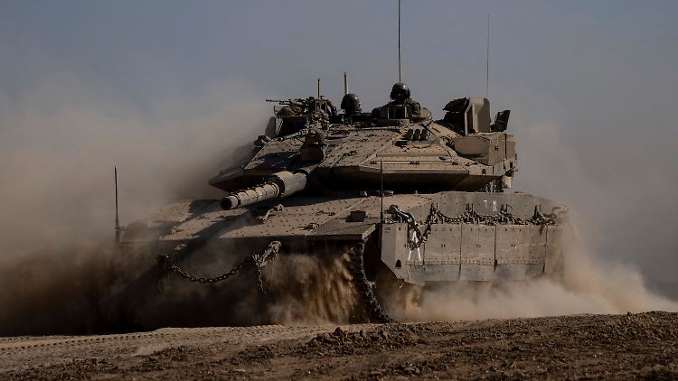 Israelische Soldaten fahren im Süden einen Panzer in der Nähe der Grenze zwischen Israel und dem Gazastreifen.  