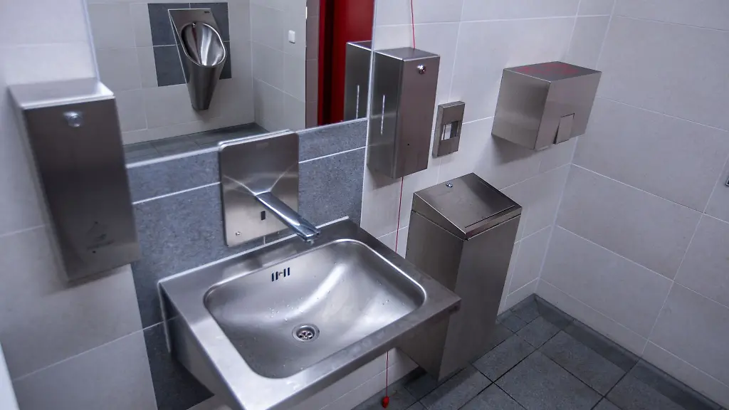 Die-Toilettenanlage-in-einer-von-der-Stadt-Parchim-errichteten-ueberdachten-Fahrradstation-mit-WC-und-Schliessfaechern