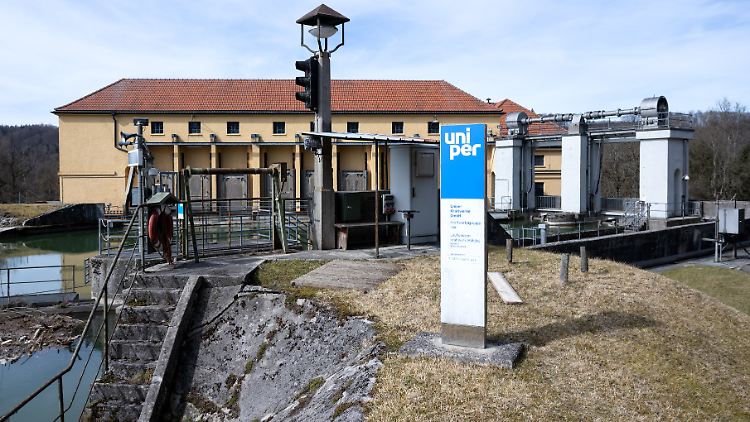 Ein Schild mit dem Logo des Energiekonzerns Uniper am Wasserkraftwerk Mühltal an der Isar im Landkreis München. 