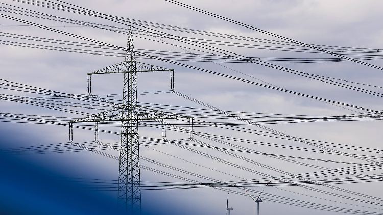 Die Netzagentur schätzt das gesamte Investitionsvolumen für den Ausbau der Übertragungsnetze ab jetzt bis 2045 auf rund 320 Milliarden Euro.