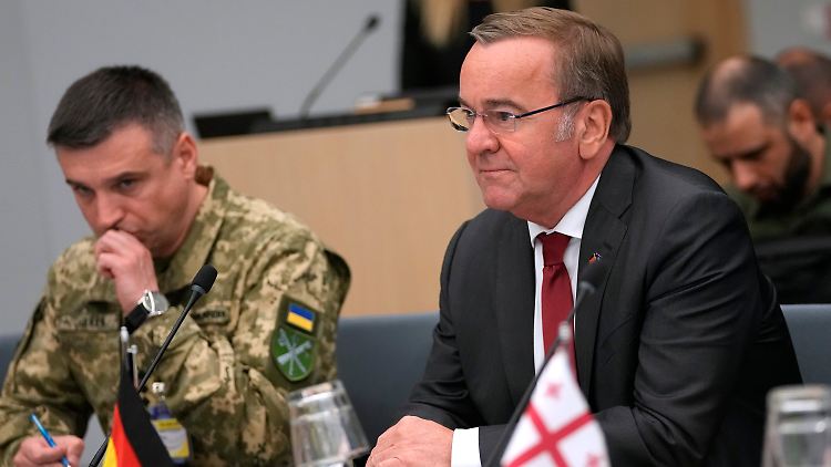 Verteidigungsminister Pistorius (r.) bei einem Treffen mit seinen NATO-Amtskolleginnen und -kollegen in Brüssel.