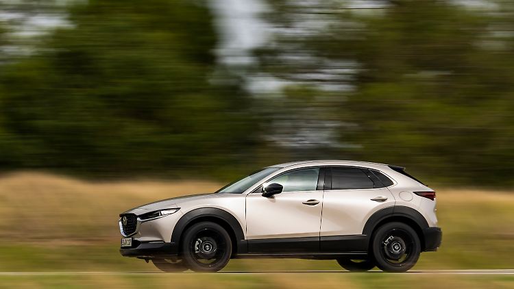 Mazda hat den CX-30 zum Modelljahr 2024 dezent modernisiert. Das Blechkleid verzichtet auf ein wildes Spiel von Sicken und Charakterlinien und sieht dennoch schnittig aus.