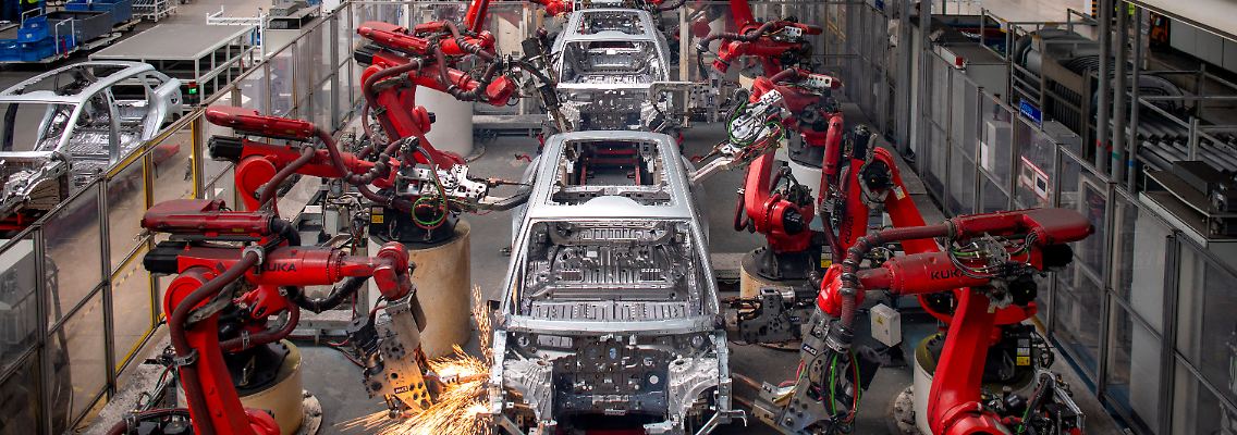 2023-04-27T092703Z_189513352_RC23M0ATAF8A_RTRMADP_3_CHINA-ECONOMY.JPG