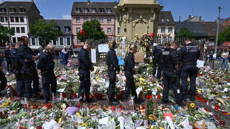 Tränen im Blumenmeer: Polizisten trauern auf dem Marktplatz von Mannheim um ihren dort ermordeten Kollegen Rouven L.