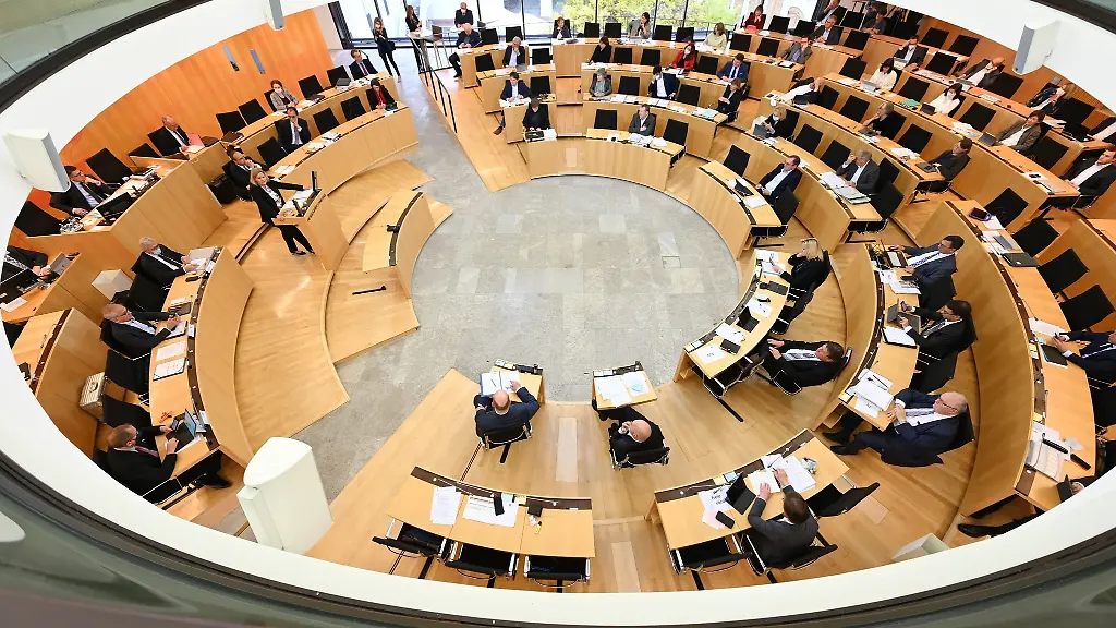 Eine-Sitzung-des-Hessischen-Landtags