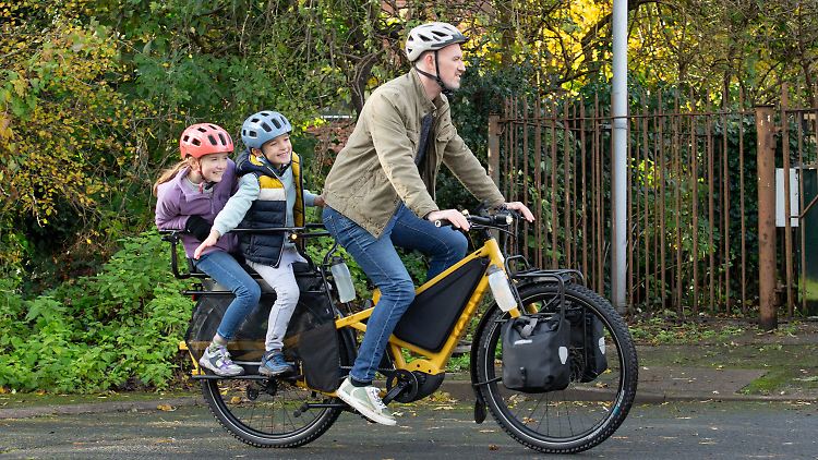 Tern hat mit dem Orox ein vielseitig nutzbares Lastenrad aufgelegt, das auch Ausflüge abseits befestigter Straßen gut vertragen soll.
