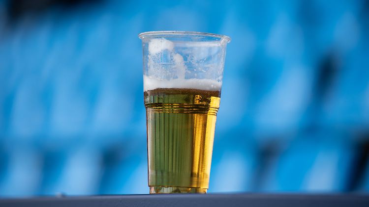 In den EM-Stadien kostet ein halber Liter Bier sieben Euro, zuzüglich drei Euro Pfand.