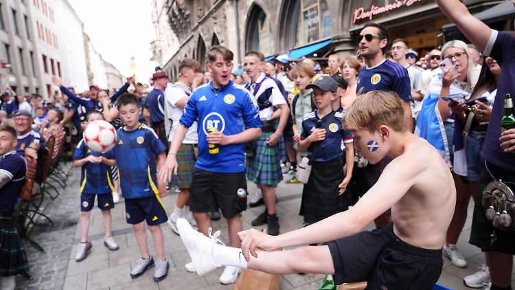 Für den EM-Kader hat es nicht gereicht: Schottische Fans spielen Fußball.