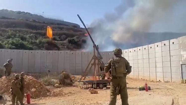 Israelische Soldaten mit dem Trebuchet an der Grenze.