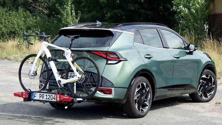 Wenn Pedelecs mit dem Auto transportiert werden sollen, müssen einige Dinge beachtet werden. Wichtig ist vor allem, dass der Fahrradträger für das Gewicht und die Abmessungen des E-Bikes zulässig ist. 
