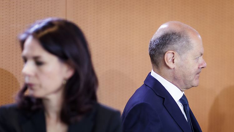 Außenministerin Baerbock und Bundeskanzler Scholz in einer Kabinettssitzung Ende Mai. 