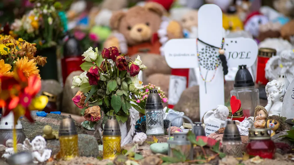 Nahe-der-Stelle-in-Pragsdorf-wo-Joel-mit-Stichverletzungen-gefunden-wurde-sind-unter-anderem-Kreuze-Plueschtiere-und-Blumen-abgelegt-worden