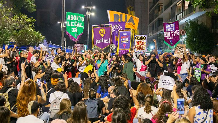 In Brasilien sind Abtreibungen nur nach einer Vergewaltigung erlaubt, wenn der Fötus eine schwere Fehlbildung hat oder das Leben der Mutter in Gefahr ist.