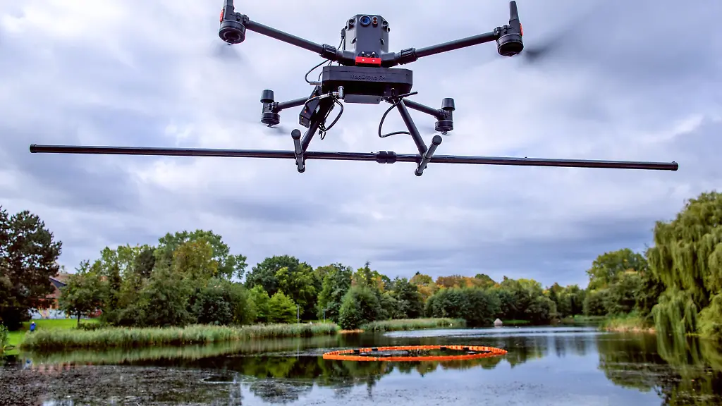 Eine-Drohne-mit-Sonden-zum-Erkennen-vom-Magnetfeldern-oder-Anomalien-am-Seegrund-fliegt-bei-Messfluegen-ueber-dem-Schwanenteich