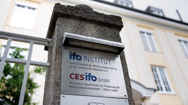Ein Schild vor dem Hauptsitz des IFO-Instituts für Wirtschaftsforschung in München.