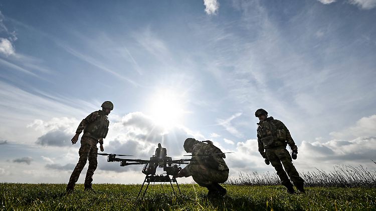 Ukrainische Soldaten bereiten eine Drohne vor.