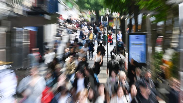 Das Forschungsinstitut DIW sieht auch mehr Einkommenssicherheit in privaten Haushalten.
