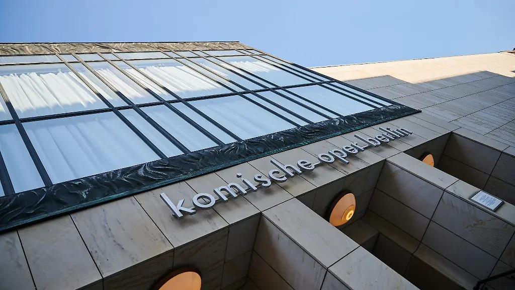 Die-Sonne-erhellt-den-oberen-Teil-der-Komischen-Oper