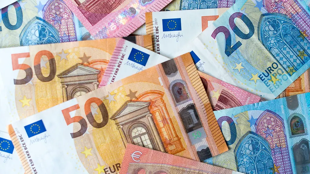 Zahlreiche-Banknoten-von-10-20-und-50-Euro-liegen-auf-einem-Tisch