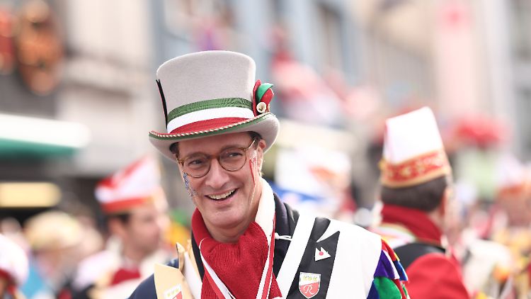 Hendrik Wüst, hier am 12. Februar in Köln, kann sogar Karneval, obwohl er aus dem Münsterland kommt.