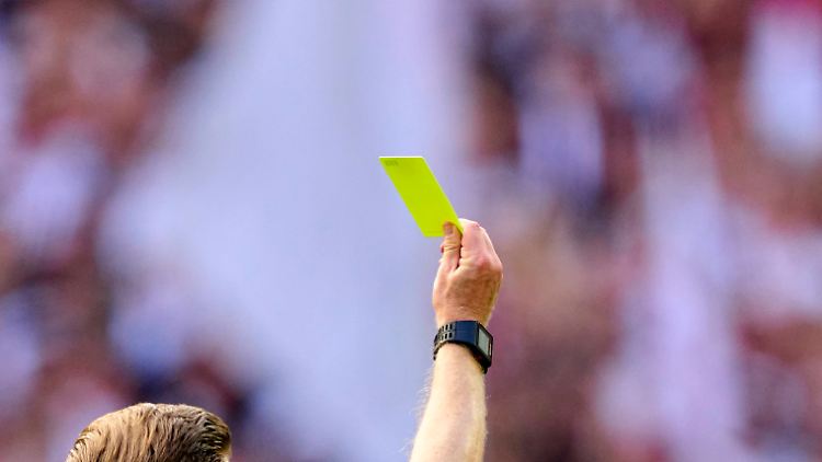 Auf dem Fußballfeld gibt es reichlich Emotionen. Wegen der Entscheidungen von Schiedsrichtern wird oft gepöbelt und hart diskutiert.