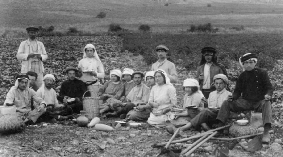 Second-aliyah-Pioneers-in-Migdal-1912-in-kuffiyeh