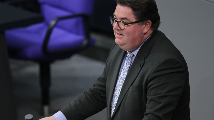 Heveling sitzt für den Wahlkreis Krefeld und Neuss im Bundestag.