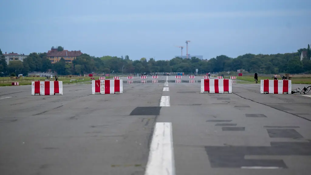 Absperrungen-aus-Beton-stehen-auf-dem-Rollfeld-auf-dem-Gelaende-des-ehemaligen-Flughafens-Tempelhof