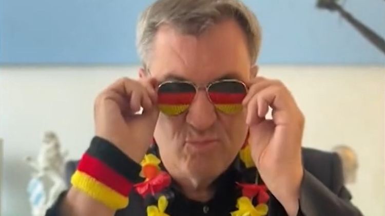 Mutiges Outfit: Markus Söder feuert die deutsche Mannschaft an.