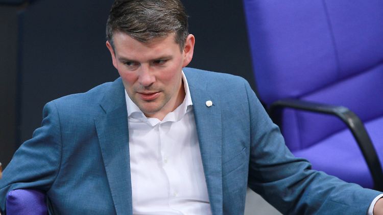 FDP-Verteidigungspolitiker Faber fordert im Interview die Lieferung des Transportpanzers Fuchs.