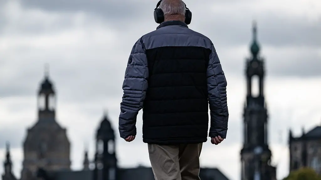 Ein-Mann-ist-mit-Kopfhoerern-auf-dem-Elberadweg-unterwegs