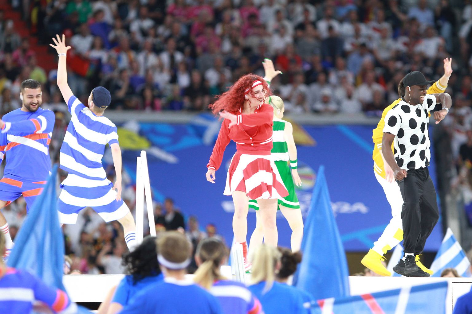 Erst eine kleine Show zur Eröffnung der Fußball-Europameisterschaft, ...