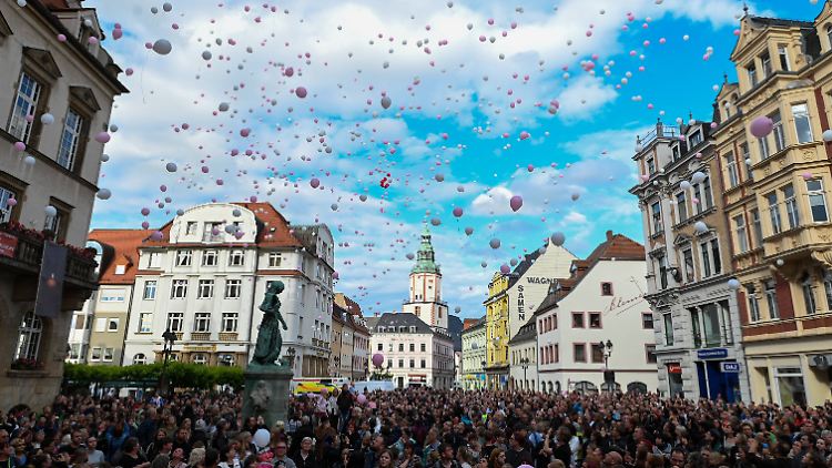 Viele Menschen hatten Tränen in den Augen, als sie sich auf dem Döbelner Obermarkt versammelten.