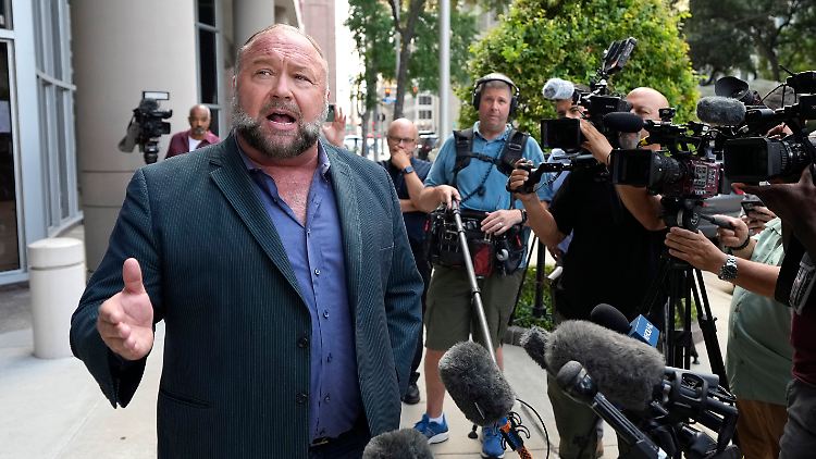 Alex Jones soll 1,5 Milliarden Dollar an die Opfer seiner Lügenkampagnen bezahlen. 