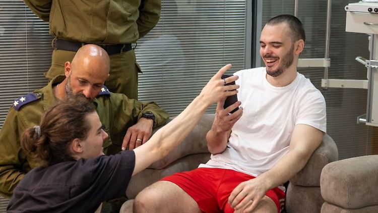 Kozlov kurz nach seiner Rückkehr nach Israel. Er und seine Mitgefangenen wussten von den Protesten in Tel Aviv.