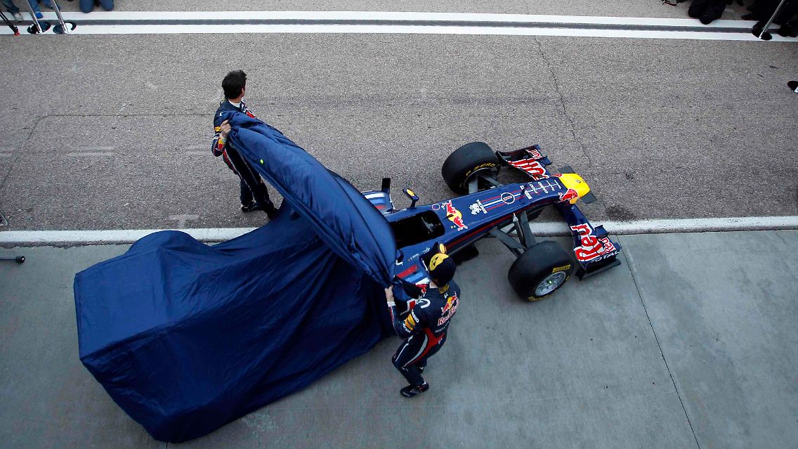 Hoch die Plane: Der neue Red Bull wurde natürlich wieder von Adrian Newey entworfen.