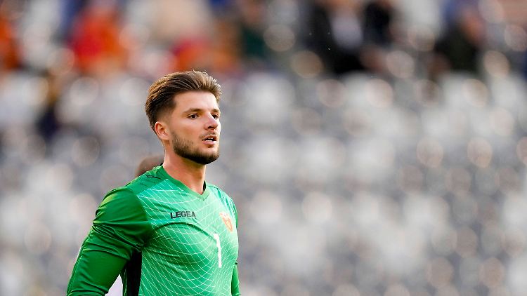 Matija Šarkić im Trikot der Nationalmannschaft von Montenegro.