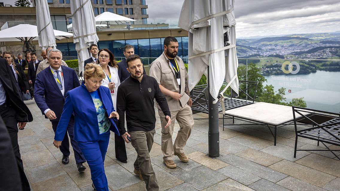 Amherd und Selenskyj nach einer Pressekonferenz: Staatsoberhäupter aus aller Welt versammeln sich im Bürgenstock Resort zum Friedensgipfel.