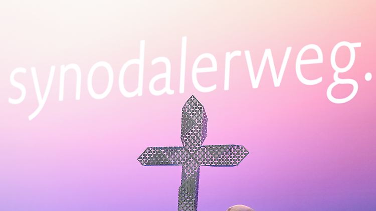 Der synodale Weg wurde 2019 als Reaktion auf die Skandale um sexuellen Missbrauch innerhalb der katholischen Kirche in Deutschland gegründet, um verloren gegangenes Vertrauen zurückzugewinnen.