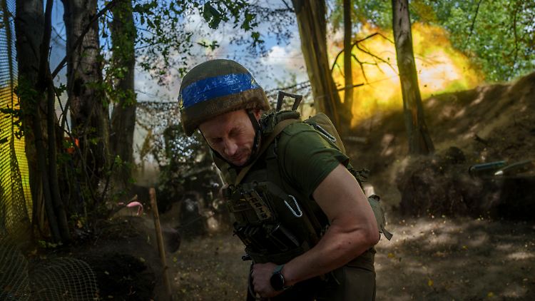 Ein ukrainischer Soldat in der Region Charkiw feuert Artilleriemunition in Richtung russischer Stellungen. 