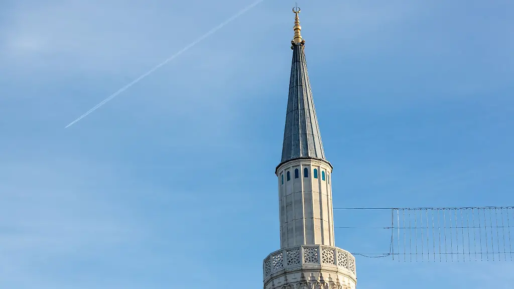 Das-Minarett-einer-Moschee-wird-von-der-Sonne-angestrahlt