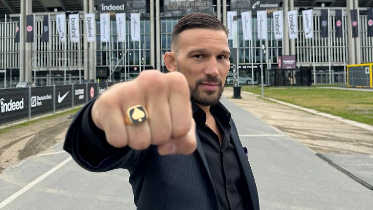 Max Coga vorm Stadion in Frankfurt am Main: Der Fußballtempel wird im Oktober zur großen Bühne für Mixed Martial Arts in Deutschland.
