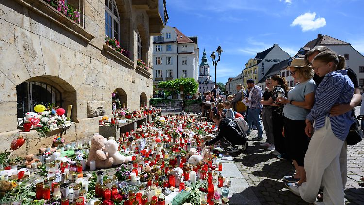 Am Rande des Gottesdiensts: Kerzen und Blumen zum Andenken an das getötete Mädchen.