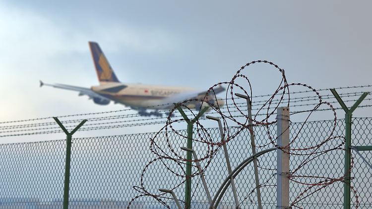 Die Abzuschiebenden sollen nach Taschkent und von dort mit einer privaten Fluggesellschaft weiter nach Kabul gebracht werden.