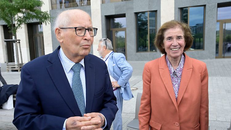 Serge und Beate Klarsfeld bei einer Kranzniederlegung am Denkmal für die ermordeten Juden Europas in Berlin.