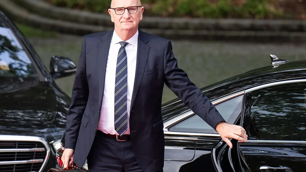 Dietmar-Woidke-SPD-Ministerpraesident-von-Brandenburg-verlaesst-das-Auto