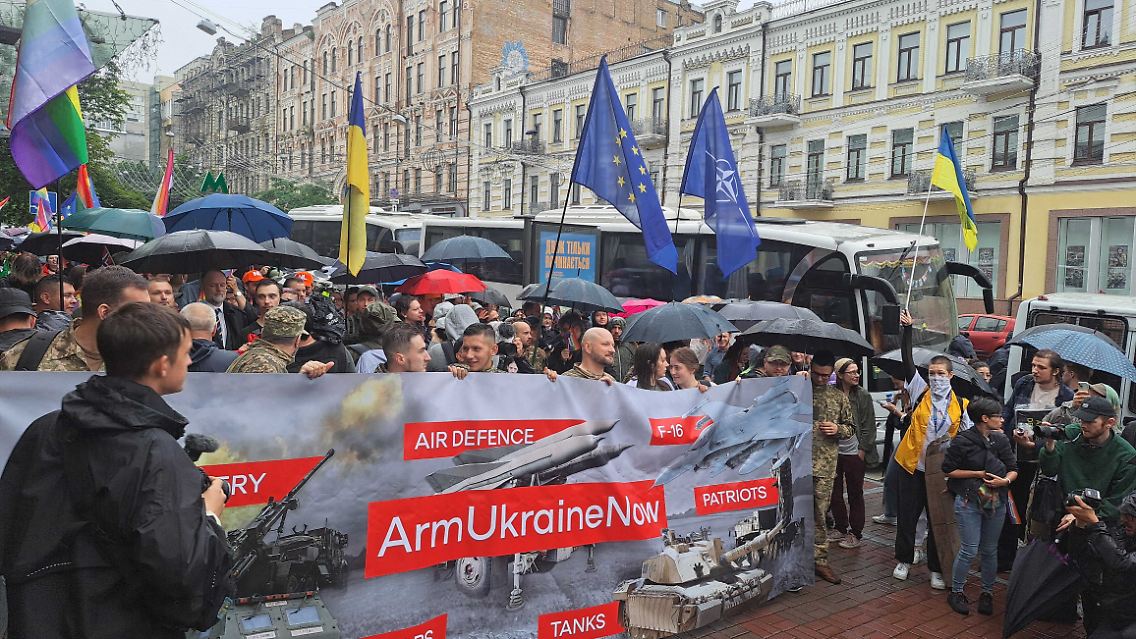 "Bewaffnet die Ukraine jetzt!" - das fordern sowohl die Teilnehmer der LGBT-Demonstration als auch die der Gegendemonstration.