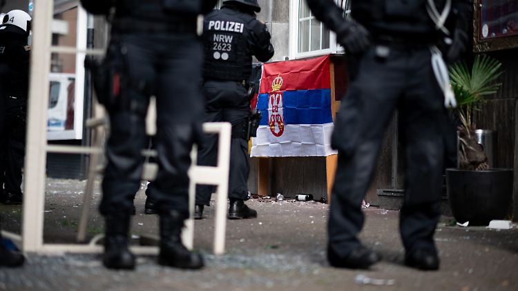 Polizisten sichern das Lokal, vor dem es zur Auseinanderstezung kam.